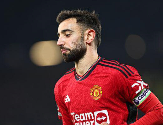 曼联队长B费未来存变数,高薪续约成留队关键