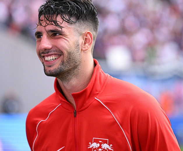 英超利物浦与曼城之战：争议判罚背后的裁判考量