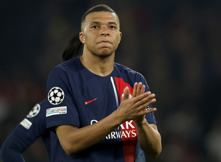 皇马训练动态：姆巴佩伤后回归，眉骨贴创可贴亮相